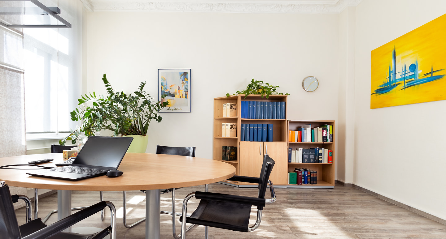 Beratungsraum mit Bibliothek
