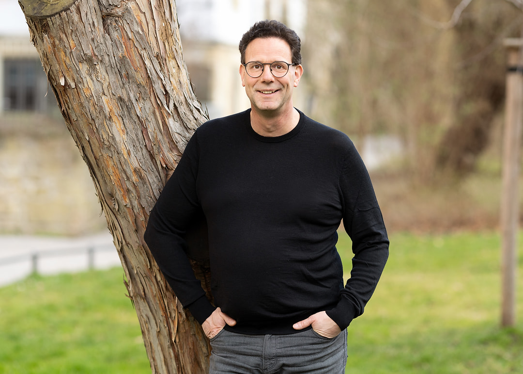Rechtsanwalt Ralf Rothhaar vor der Kanzlei in Pirna
