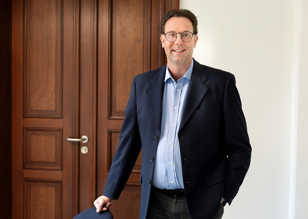 Rechtsanwalt Ralf Rothhaar in seiner Kanzlei in Pirna